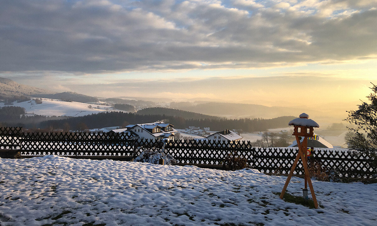große Liegewiese - Urlaubshotel am Berg in Bayern